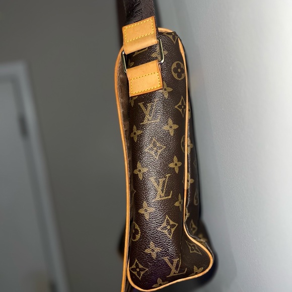 Louis Vuitton
Abbesses Messenger Bag Monogram Canva - Picture 7 of 17